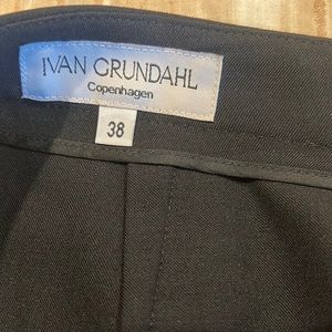 Beautiful ladies front zip wool pant.